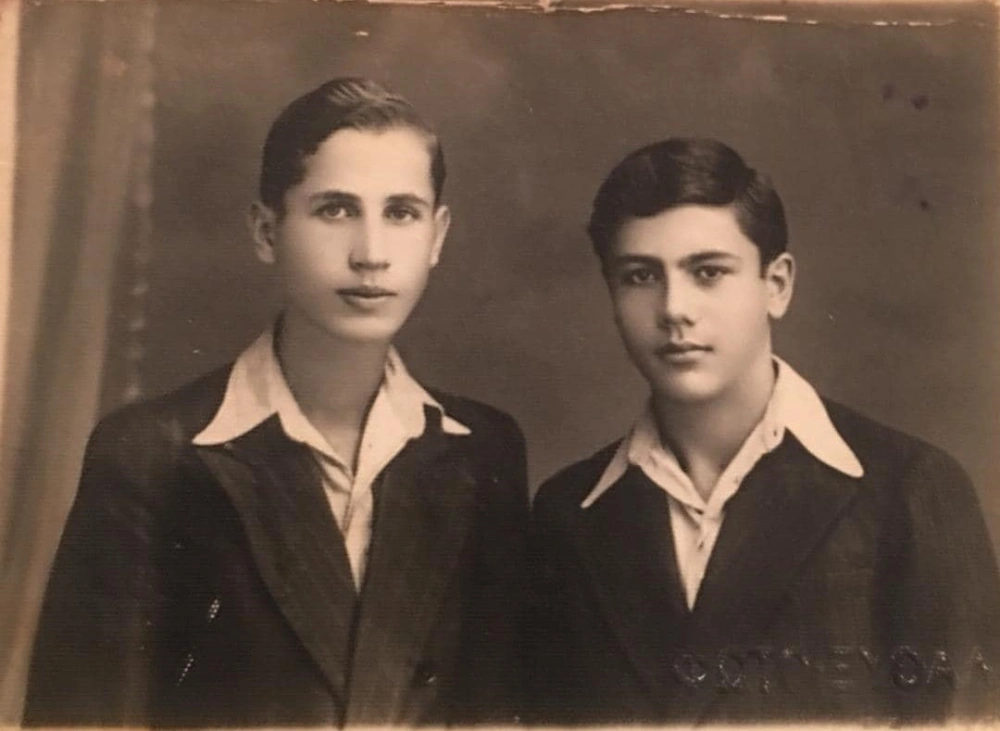 משמאל איזיס ומימין חבר נוצרי בשם גאורגיוס דימוס