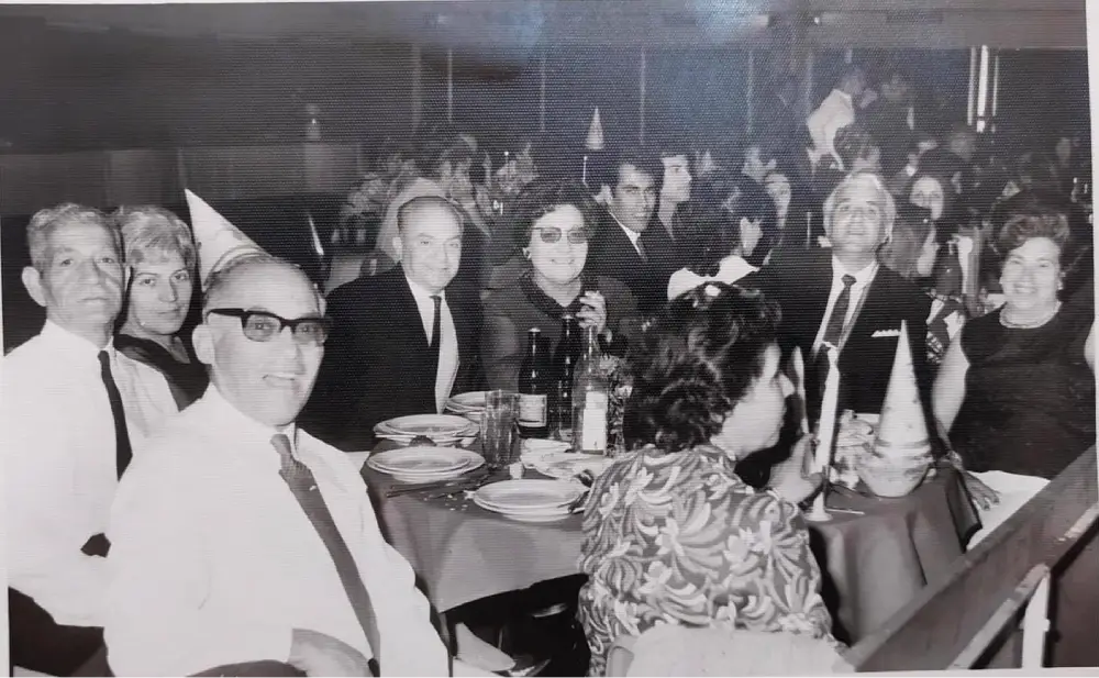 מצד שמאל עם כובע ליצן בנעוזליו זקר
