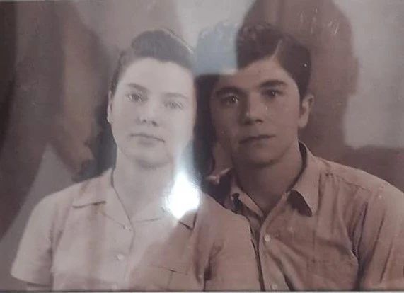 שריקה עם אחיה משמאל