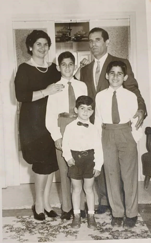אלברטו ואטי יחבס עם ילדיהם