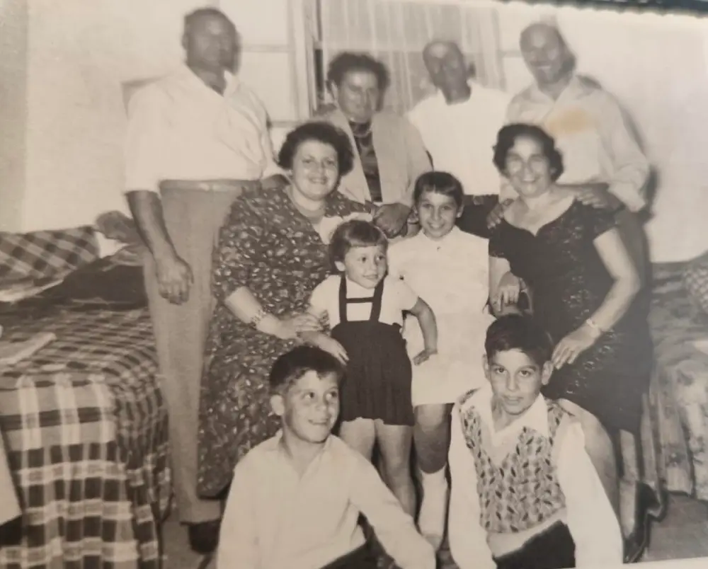 עומד משמאל מואיס, תחתיו רעייתו, עומד מימין דוד ולידו האח עזריה