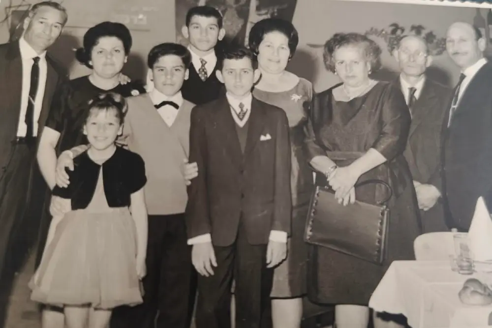 משמאל עומד מואיס ומימין עזריה ולידו אחיו דוד
