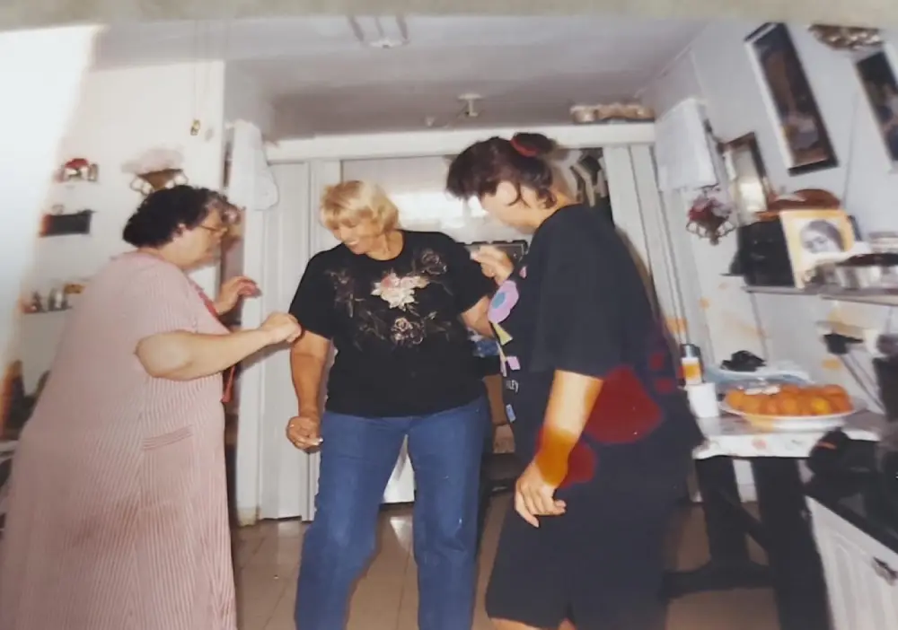 משמאל ויקטוריה ובאמצע קלרה לוי חברתה