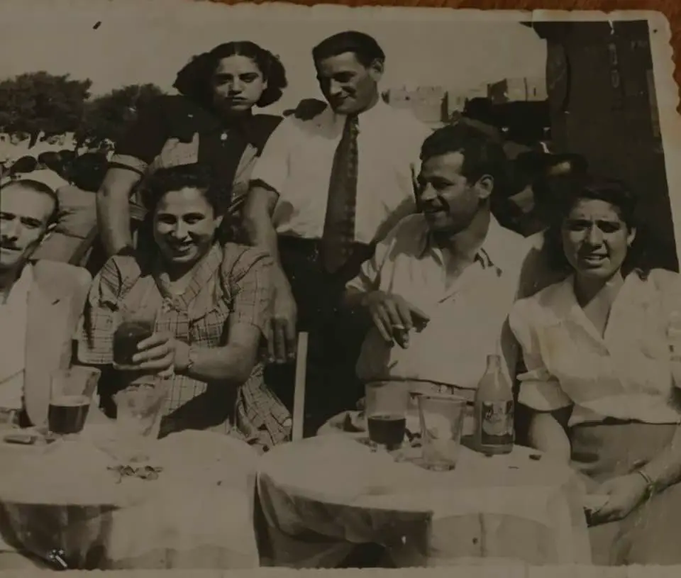 משמאל יושבים ויקטוריה וישראל מנוח