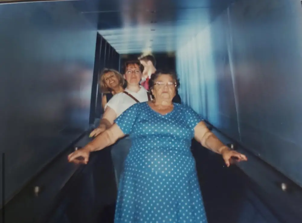 ויקטוריה עם השמלה הטורקיז