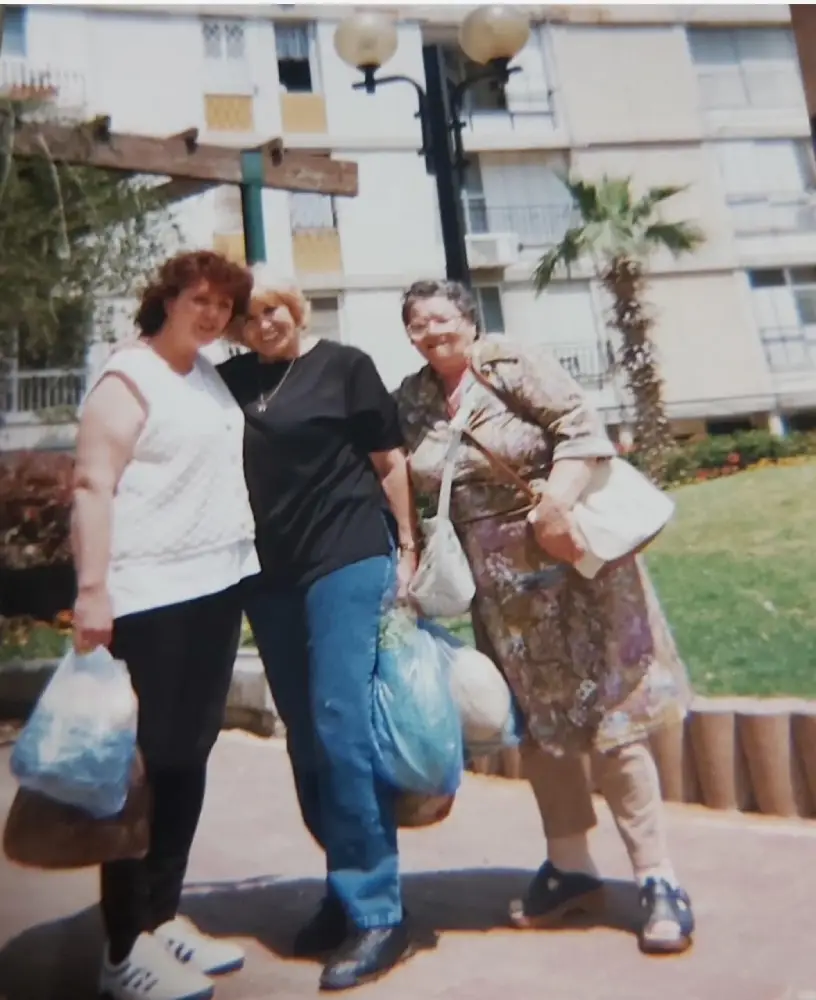 מימין ויקטוריה ובאמצע קלרה לוי
