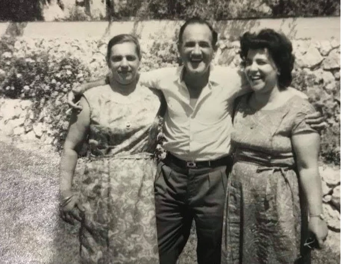 מימין לשמאל - אוזמו מזל טוב, אוזמו משה, אוזמו לאונורה