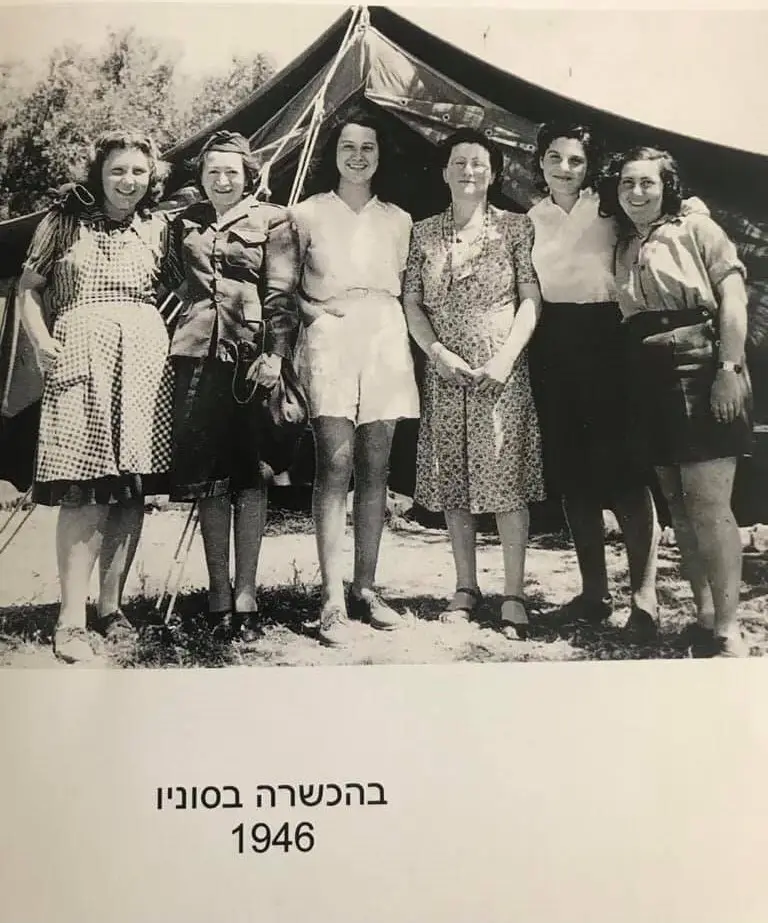 ראשונה מימין חגואל סוזי ולידה קפון דורה.