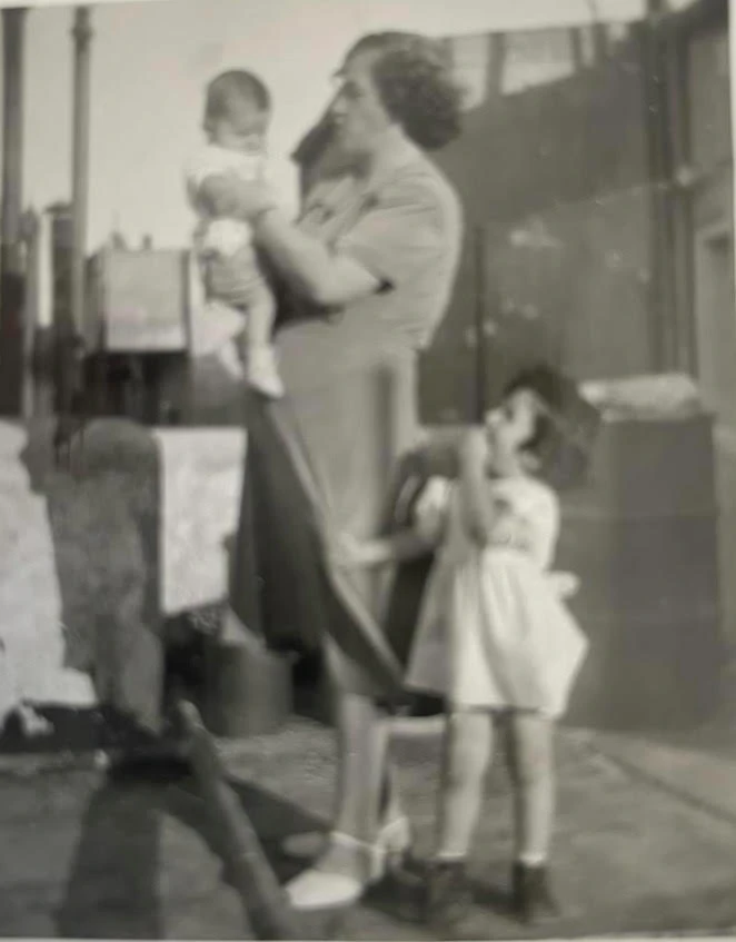 ראשית שנות החמישים קטי רבקה עם ילדיה
