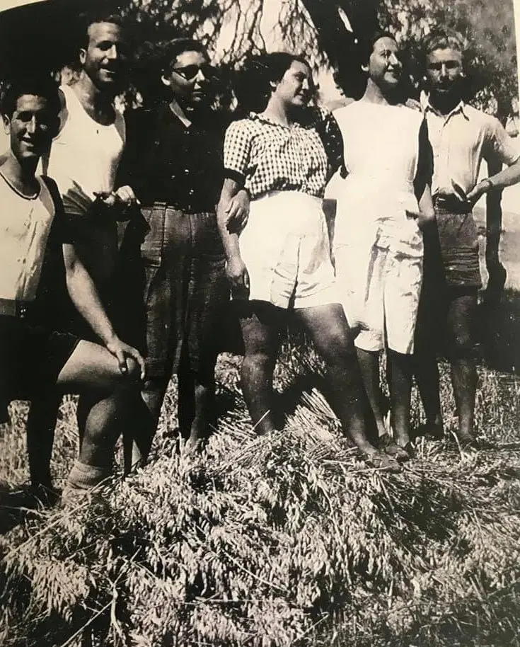 שנייה מימין קפון דורה