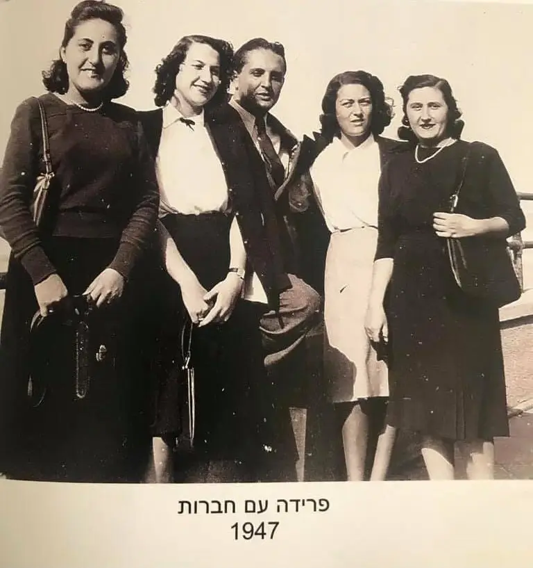 שנייה משמאל קפון דורה